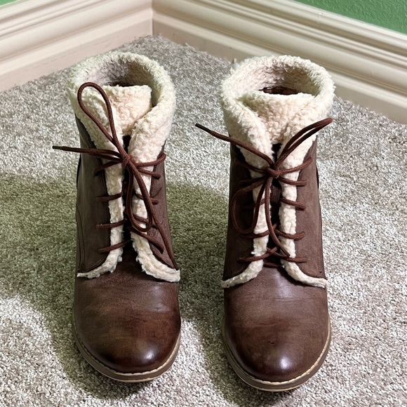 Restricted Brown Ankle Boots with Cream Lining - Picture 2 of 6